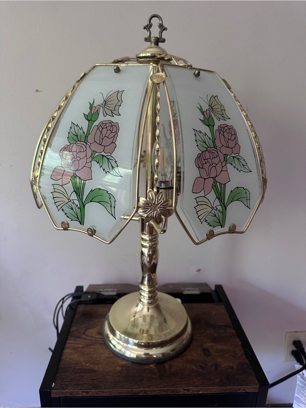 Vintage Hollywood Regency Brass Table Lamp Floral Rose & Butterfly Glass Panels - Picture 2 of 9